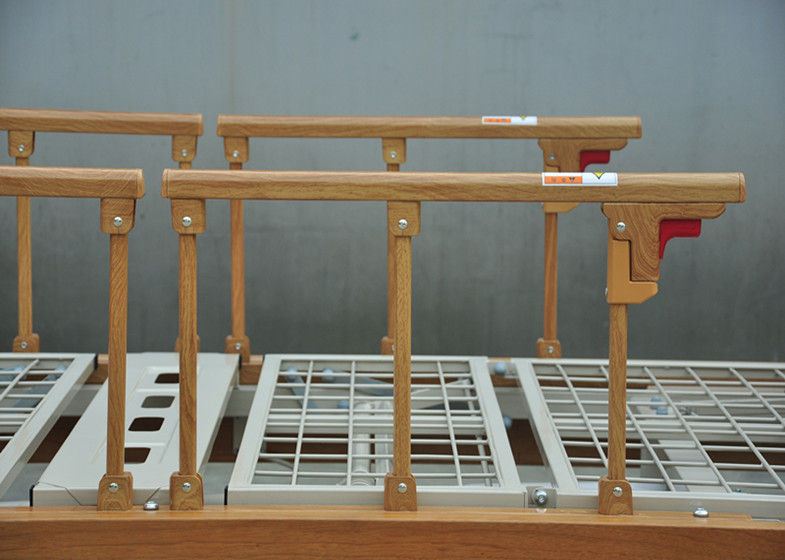 دو صندلی دستی پرستاری دستی لبه های چوبی سازه چوب آلومینیوم راه آهن جانبی